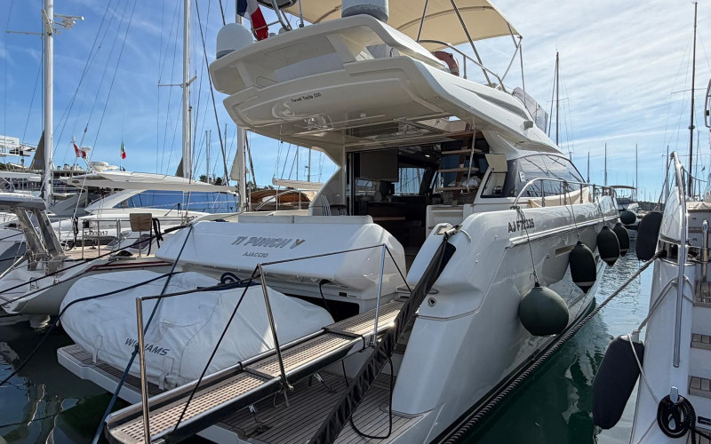 Ferretti yachts 550