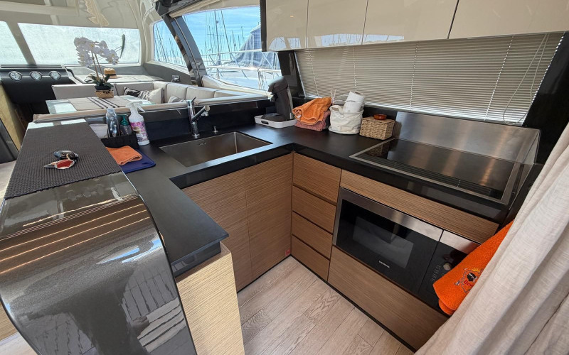 Ferretti yachts 550