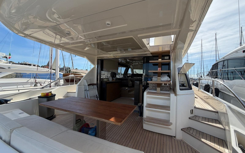 Ferretti yachts 550