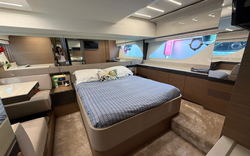 Ferretti yachts 550