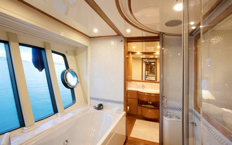 FERRETTI YACHTS LADY VICTORIA