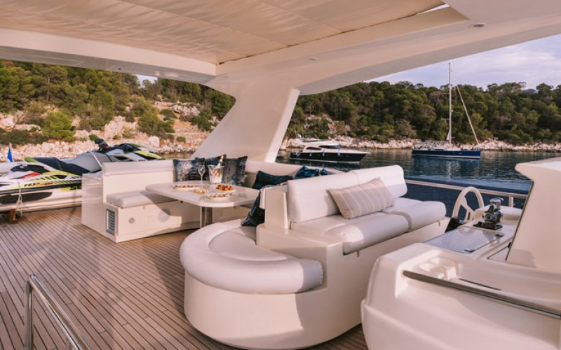 FERRETTI YACHTS 830 MAYBE NOT