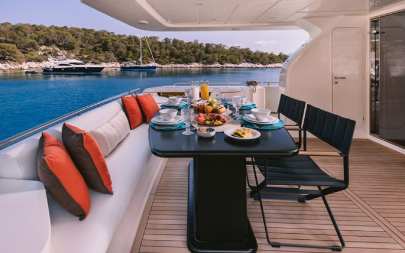 FERRETTI YACHTS 830 MAYBE NOT