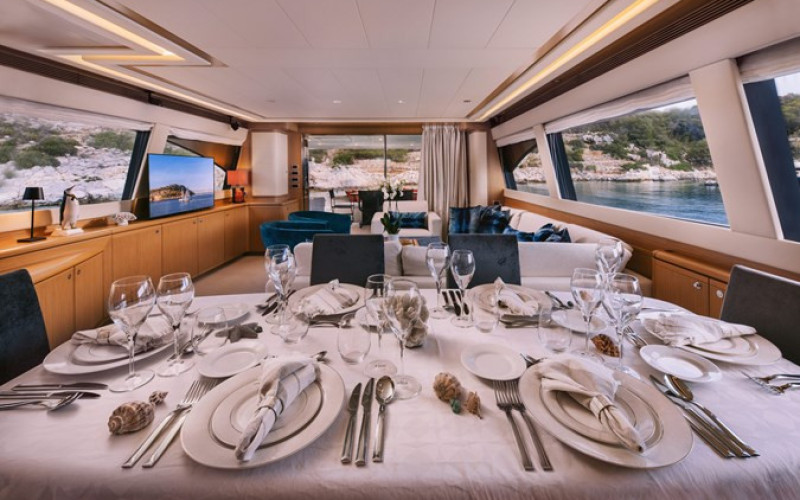 FERRETTI YACHTS 830 MAYBE NOT