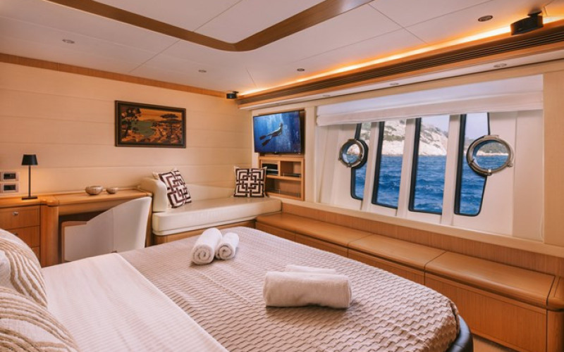 FERRETTI YACHTS 830 MAYBE NOT
