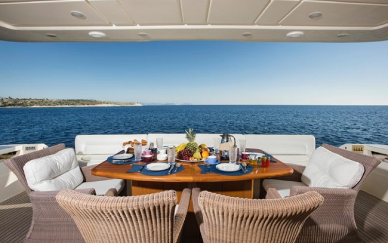 FERRETTI YACHTS 881 FERRETTI 881