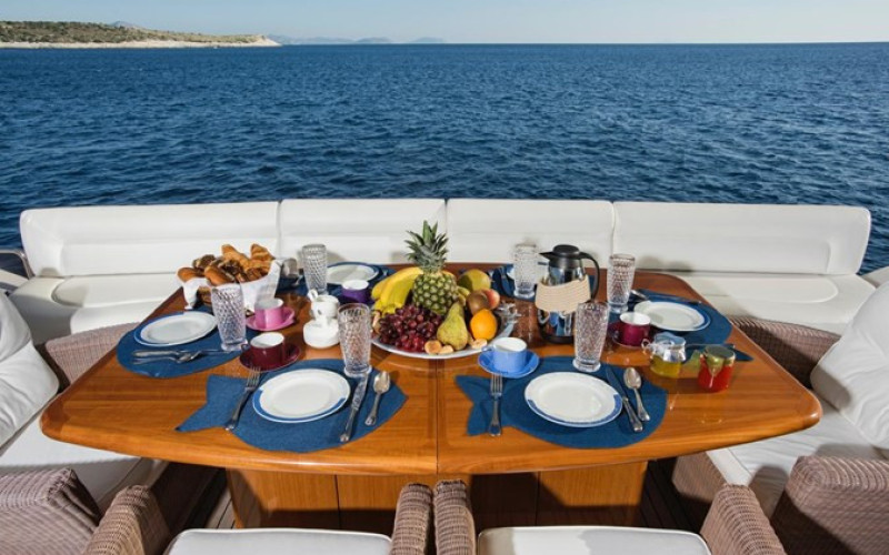 FERRETTI YACHTS 881 FERRETTI 881