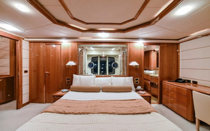 FERRETTI YACHTS 881 FERRETTI 881