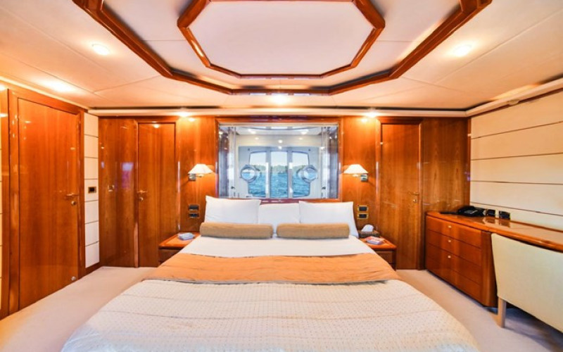 FERRETTI YACHTS 881 FERRETTI 881