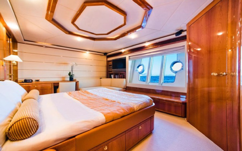 FERRETTI YACHTS 881 FERRETTI 881
