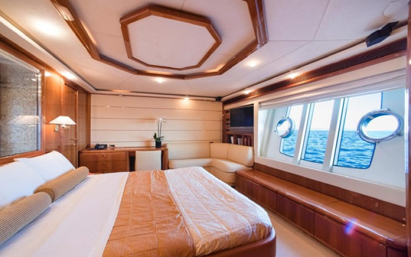 FERRETTI YACHTS 881 FERRETTI 881