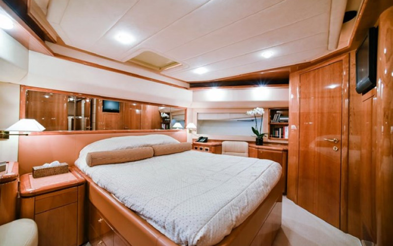 FERRETTI YACHTS 881 FERRETTI 881