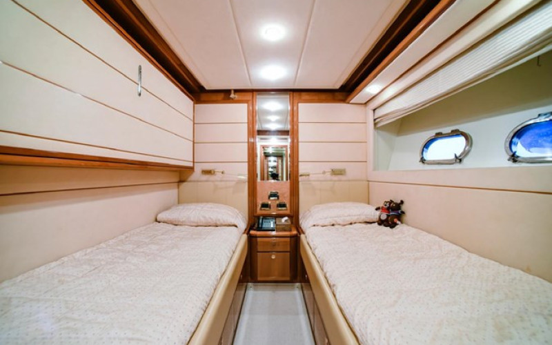 FERRETTI YACHTS 881 FERRETTI 881