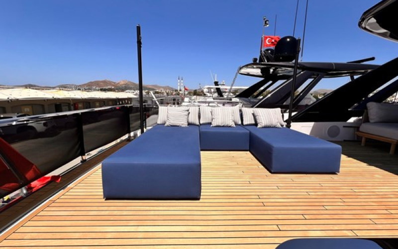 FERRETTI YACHTS 780 LD