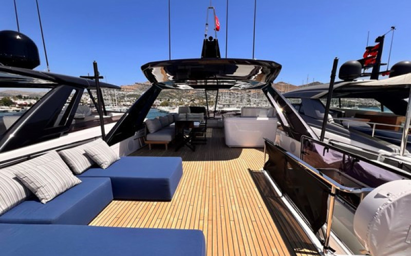 FERRETTI YACHTS 780 LD