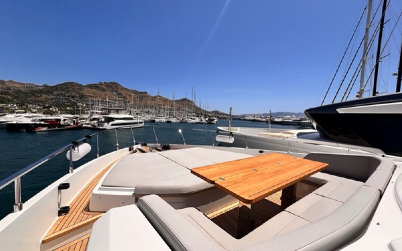 FERRETTI YACHTS 780 LD