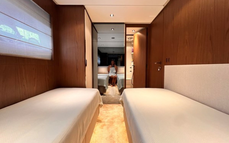 FERRETTI YACHTS 780 LD