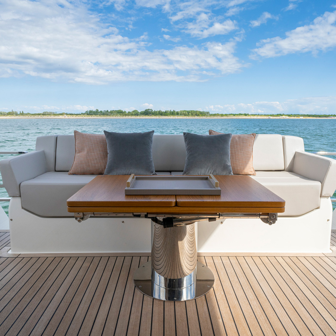 CustomLine_Navetta50Project_Rendering Internal-0010.jpg