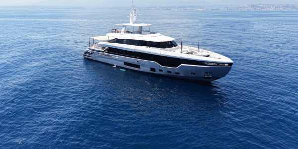 AZIMUT YACHTS TRIDECK 38 M SHABBY