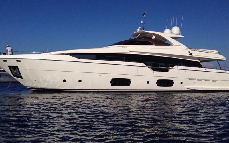 FERRETTI YACHTS 960 WHITE SWAN