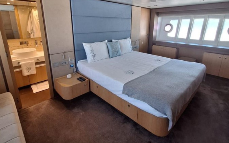 FERRETTI YACHTS 960 WHITE SWAN