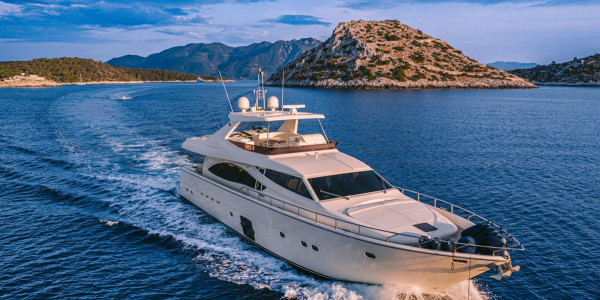 FERRETTI YACHTS 830 MAYBE NOT