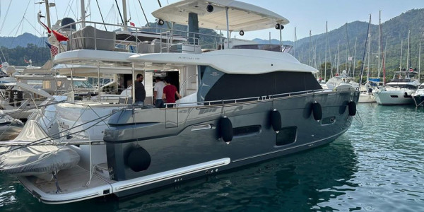 AZIMUT YACHTS MAGELLANO 66 NINE NINE WINE