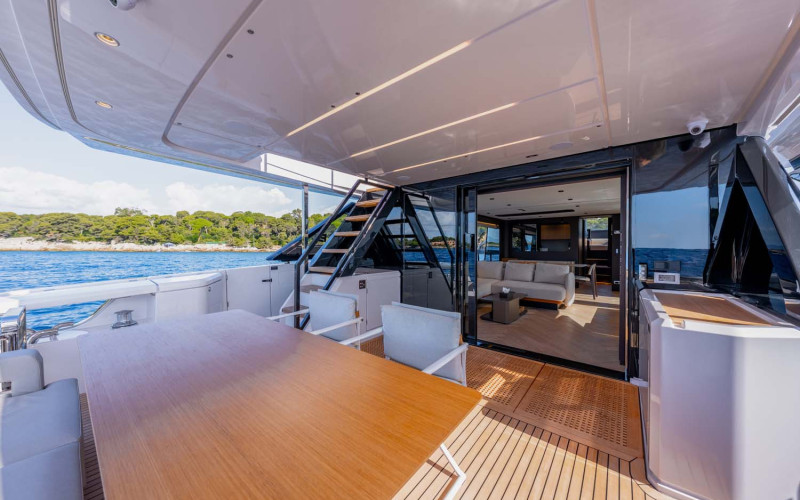FERRETTI YACHTS 800