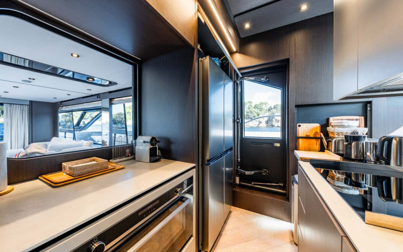 FERRETTI YACHTS 800