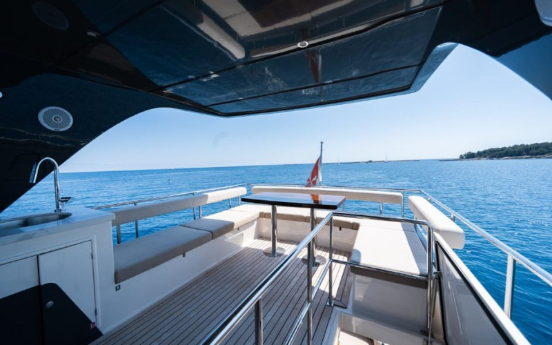 FARADAY YACHTS MAXWELL 64