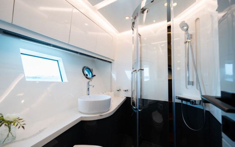 FARADAY YACHTS MAXWELL 64