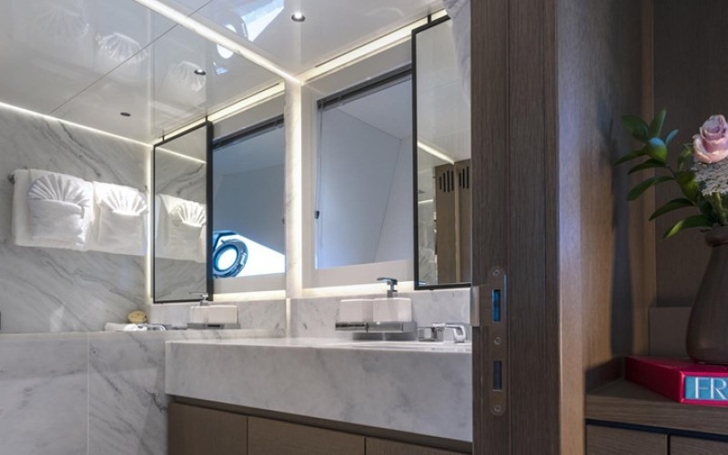 SUNSEEKER 90 OCEAN W OF JERSEY