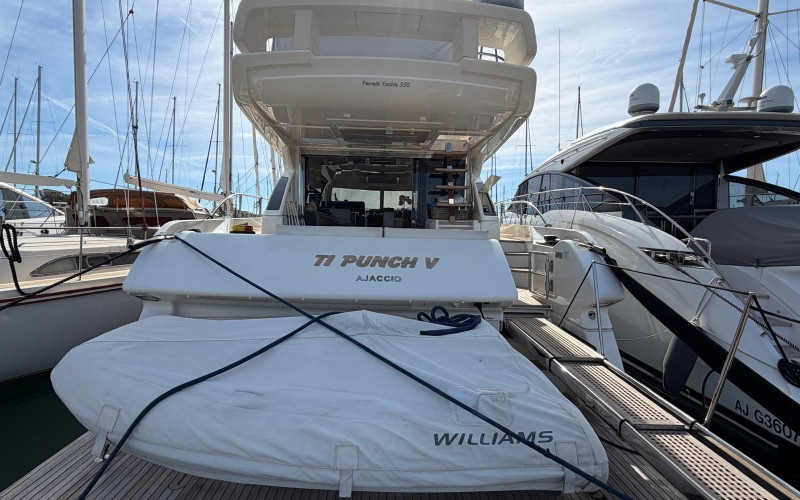 Ferretti yachts 550