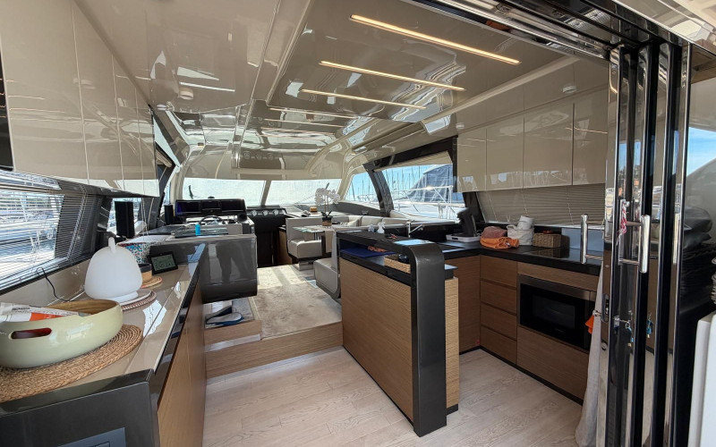Ferretti yachts 550