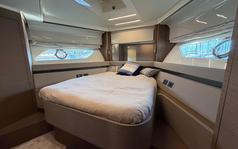 Ferretti yachts 550
