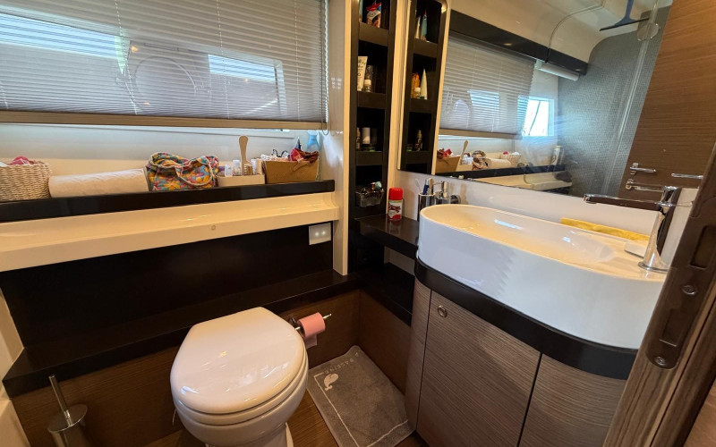Ferretti yachts 550
