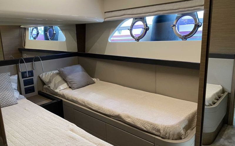 Ferretti yachts 550