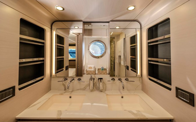 AZIMUT YACHTS 72 Fly CELEBRATE LIFE