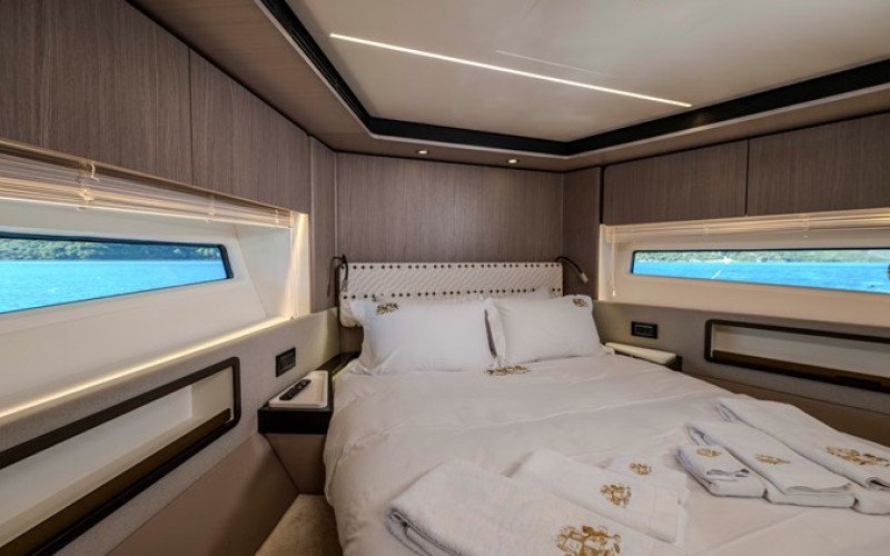AZIMUT YACHTS 72 Fly CELEBRATE LIFE