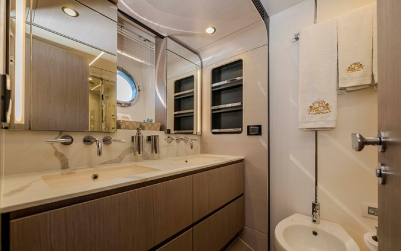 AZIMUT YACHTS 72 Fly CELEBRATE LIFE