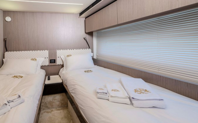 AZIMUT YACHTS 72 Fly CELEBRATE LIFE