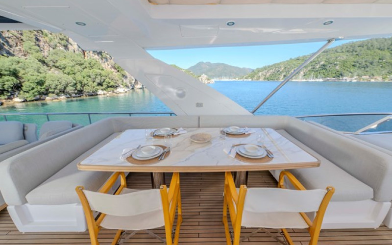 AZIMUT YACHTS 72 Fly CELEBRATE LIFE
