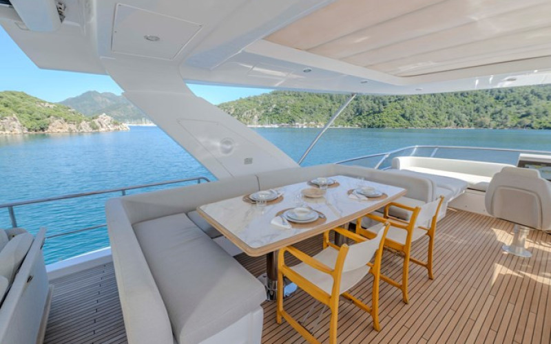 AZIMUT YACHTS 72 Fly CELEBRATE LIFE