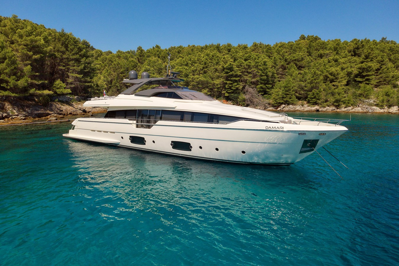 FERRETTI YACHTS DAMARI