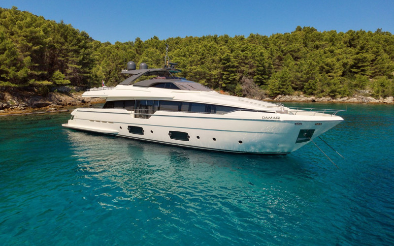 FERRETTI YACHTS DAMARI