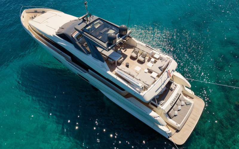 FERRETTI YACHTS DAMARI