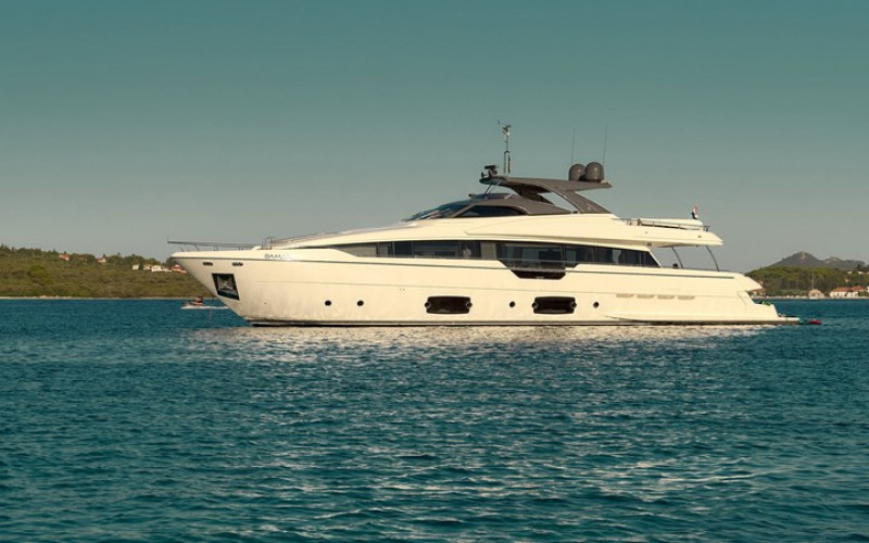 FERRETTI YACHTS DAMARI