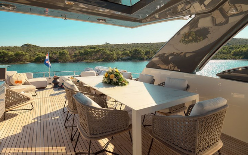 FERRETTI YACHTS DAMARI