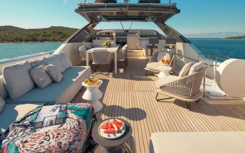 FERRETTI YACHTS DAMARI