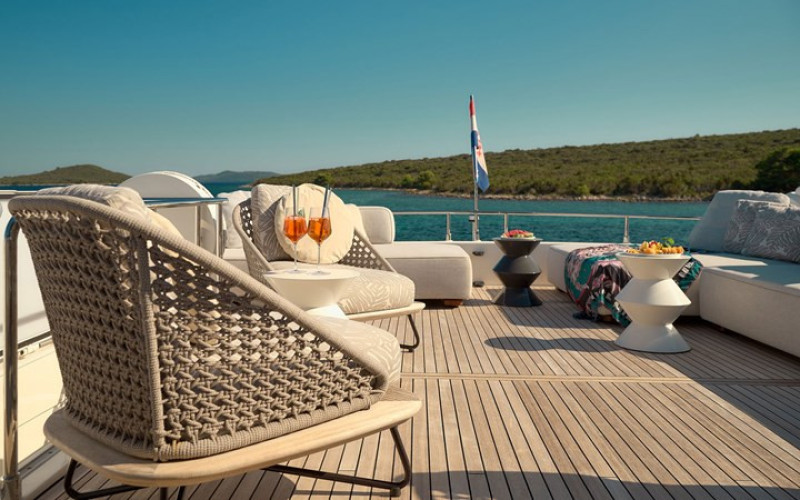 FERRETTI YACHTS DAMARI